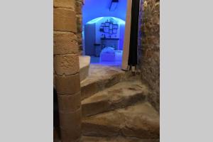 un escalier menant à une église avec une lumière bleue dans l'établissement Les Secrets d'Alcôve, nuits Romantiques avec SPA, à Aix-en-Provence