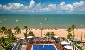 uma vista para a praia a partir da varanda de um resort em Laguna Praia Hotel em João Pessoa
