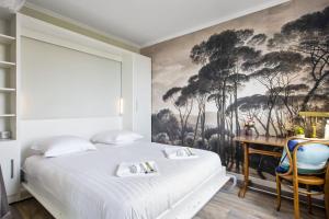 - une chambre avec un lit orné d'une peinture murale dans l'établissement Flat with terrace and incredible view in Biarritz - Welkeys, à Biarritz