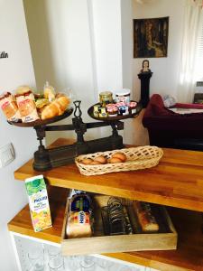 Sallaumines的住宿－羅瑪內公寓，包括两个面包和糕点篮的架子