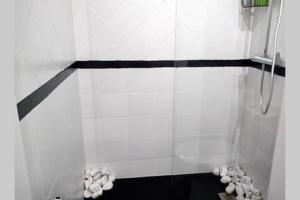 A bathroom at Casa Makis Még 16 kép