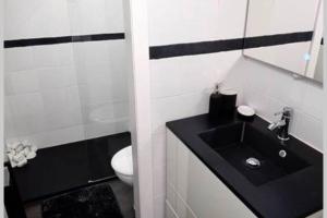 A bathroom at Casa Makis