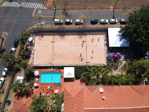an overhead view of a swimming pool in a building at Hotel Residence Jaguary in Jaguariúna