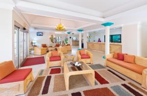 Uma área de estar em Blue Horizon Hotel