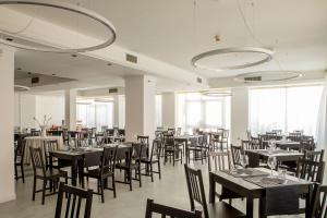 Reštaurácia alebo iné gastronomické zariadenie v ubytovaní Hotel Mediterraneo Ombrellone e Lettini Inclusi