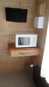 a microwave sitting on top of a wooden table at Studio les 2 Aples in Les Deux Alpes