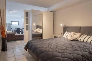 Giường trong phòng chung tại Las Arecas Apartment