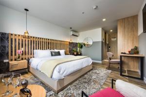 una camera da letto con un letto king size e un soggiorno di Go Living and Suites - Jalo Rent a Medellín