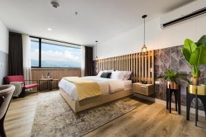 una camera da letto con un letto, una scrivania e una sedia di Go Living and Suites - Jalo Rent a Medellín