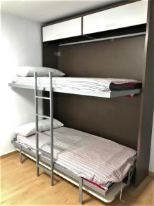 1 dormitorio con 2 literas en una habitación en Apartamento Plaza, en Villajoyosa