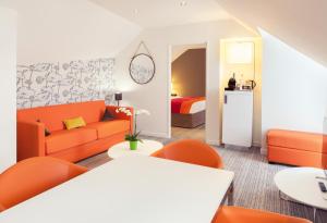 Uma área de estar em Mercure Nantes Centre Grand Hotel