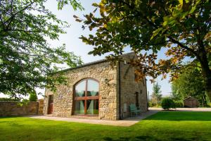 Beautiful secluded 2-Bed barn with woodfire hottub