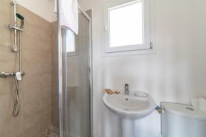 Ένα μπάνιο στο MAISON AVEC PISCINE - PROCHE AVIGNON - WiFI GRATUIT +17 φωτογραφίες