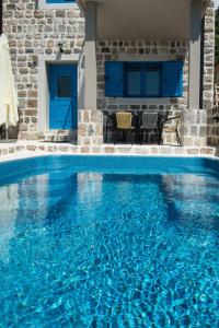 una piscina de agua azul en una casa en Villa Old Olive en Budva