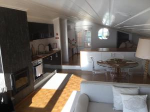 een woonkamer en een keuken met een bank en een tafel bij 374 CK Seaside Guest House in Vila Franca do Campo