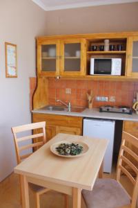 Nhà bếp/bếp nhỏ tại Hangulat Vendégház / Apartman 2.