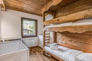 - une chambre avec 2 lits superposés et une fenêtre dans l'établissement Appartement des Cerisiers - Welkeys, à Megève
