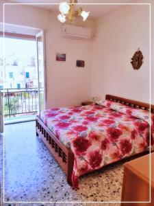 a bedroom with a bed in a room with a window at La casa di Palma in Alassio +4 photos