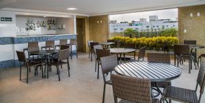 Um restaurante ou outro lugar para comer em Laguna Praia Hotel