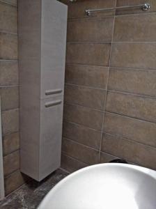 bagno con servizi igienici bianchi in camera di ELIAS APARTMENT ad Atene