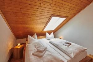 una camera con un grande letto e un soffitto in legno di Ferienwohnung Drosi am Berg a Memmelsdorf
