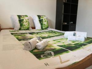 Una cama con toallas y almohadas. en Le Carbet du Centre-Ville - CLIM-CENTRE-VILLE-WIFI-PARKING-NETFLIX, en Saint-Laurent-du-Maroni