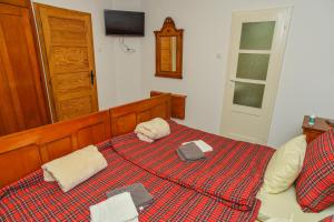 a bedroom with a bed with two towels on it at Familija 77 in Kikinda