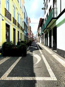 una strada vuota in una città con edifici di Karamba Azores AP central a Ponta Delgada