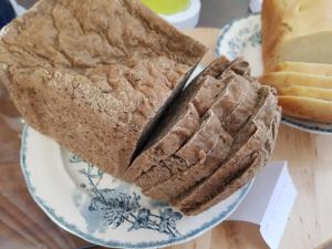 een bord met twee stukken brood en een mes bij Nel giardino di Dafne in Stresa