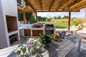 Vonkajšia záhrada v ubytovaní Bonita stay B Light Piscina climatizada, bbq, wifi