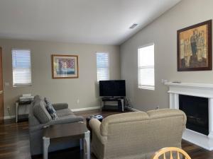 ein Wohnzimmer mit einem Sofa und einem Kamin in der Unterkunft Spacious 3BD,2BA, ideal for families! in Santa Rosa