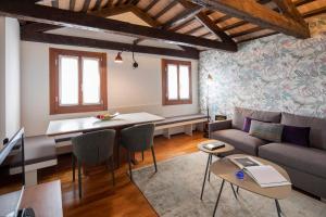 - un salon avec un canapé et une table dans l'établissement Ca' della Scimmia - Rialto Bridge, Venice, à Venise