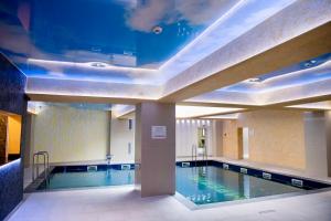 uma grande piscina num edifício com tecto em Imperial Hotel&Spa - Baile Olanesti em Băile Olăneşti