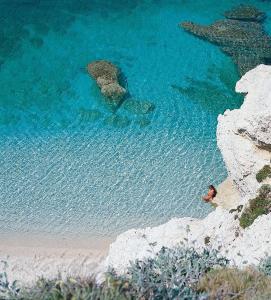 una persona nadando en el agua junto a una playa en Soggiorno Marconi en Portoferraio
