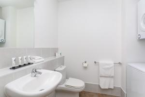 Vannituba majutusasutuses Quest New Plymouth Apartment Hotel +25 fotot