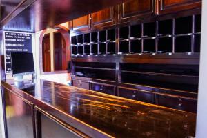 a kitchen with a wooden counter top in a room at Hotel Paraiso Real Plus in Mineral del Monte