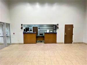una oficina vacía con un escritorio en una habitación en Star City Inn & Suites, en Star City 11 fotos más