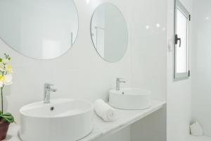 A bathroom at El Ático Del Mar 5B Még 37 kép
