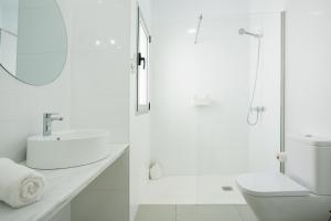 A bathroom at El Ático Del Mar 5B