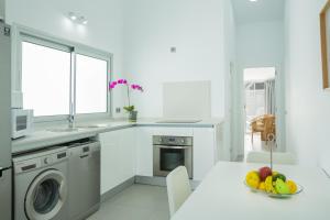 A kitchen or kitchenette at El Ático Del Mar 5B