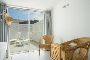 A seating area at El Ático Del Mar 5B