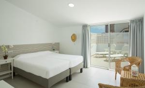 A bed or beds in a room at El Ático Del Mar 5B