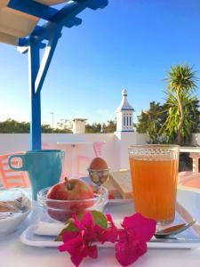 - une table avec une boisson et des fruits dans l'établissement Sunlight House, à Faro