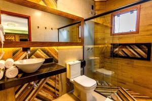 ein Bad mit einem WC und einem Waschbecken in der Unterkunft Pousada Arte da Natureza in Bonito