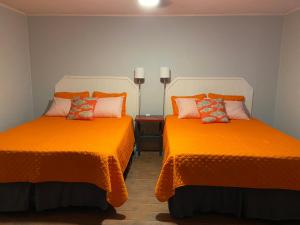 Postel nebo postele na pokoji v ubytování Reel Inn and Lodge