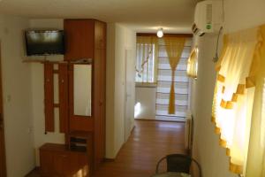 TV a/nebo společenská místnost v ubytování Apartment and Rooms Aračić
