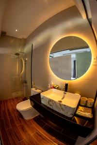 ein Badezimmer mit einem großen Waschbecken und einem Spiegel in der Unterkunft The Dreamers Homestay in Hue