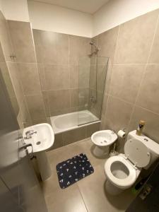 Un baño de Luxury Apartments