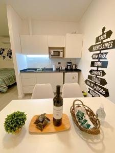 una bottiglia di vino seduta sopra un tavolo di Luxury Apartments a Mendoza