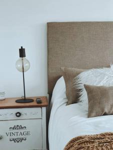 una camera da letto con un letto e una lampada sul comodino di Duplex Terrada a Bahía Blanca